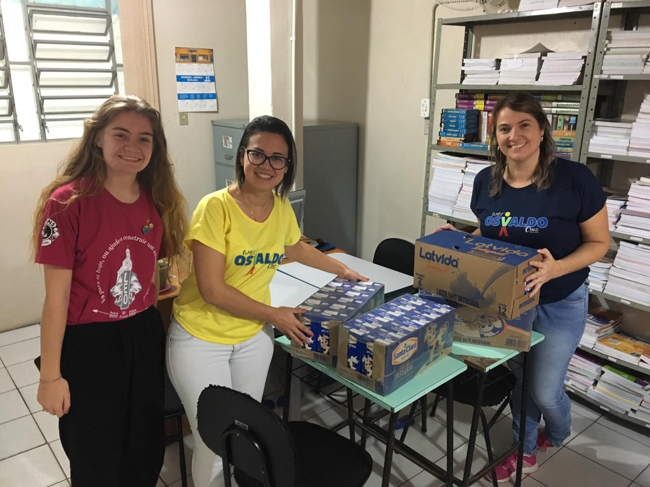 SOCIALIZAÇÃO: LEO Clube Igrejinha faz doação de caixas de leite para 3 entidades