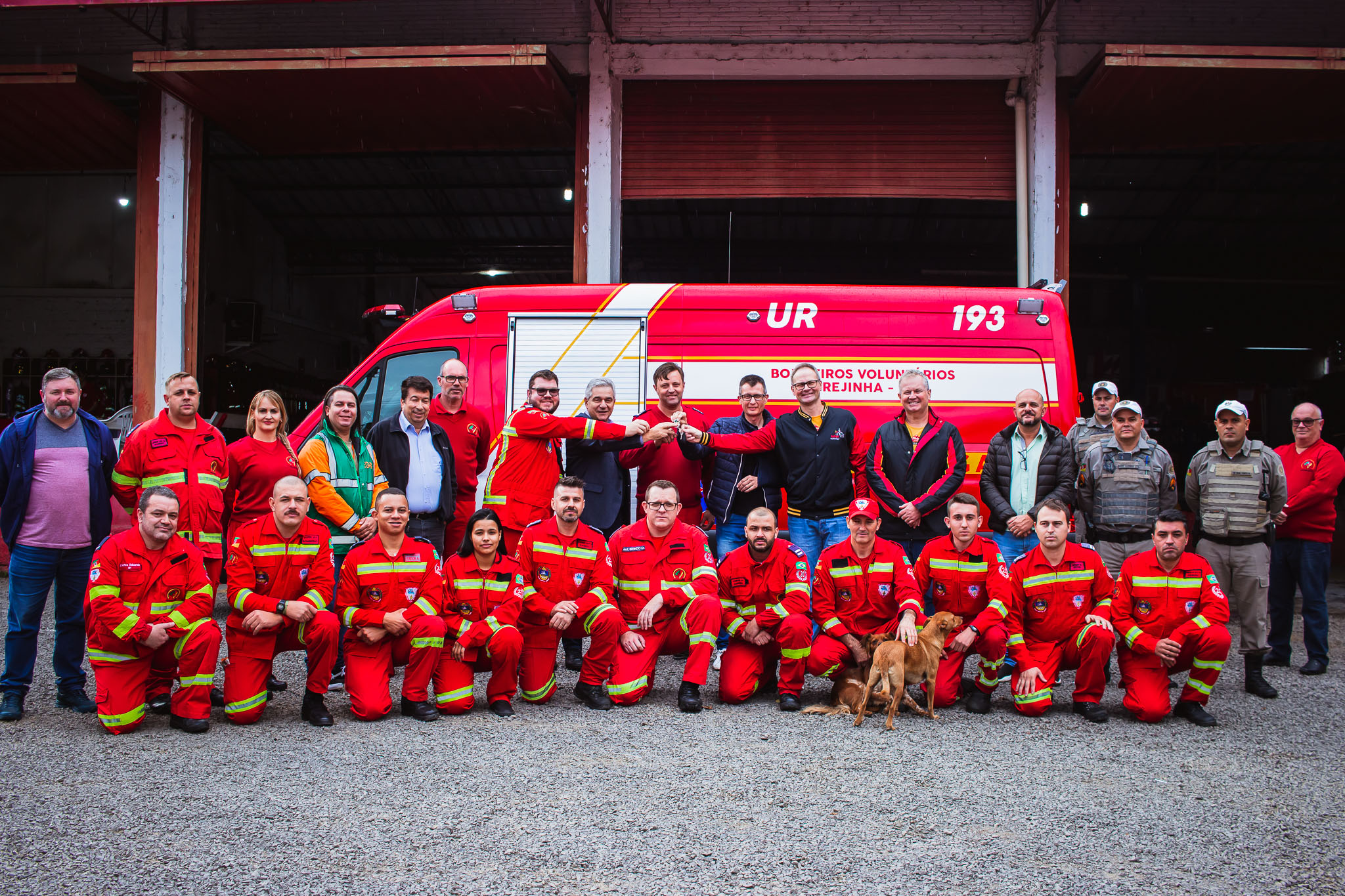 Oktoberfest de Igrejinha entrega ambulância aos Bombeiros Voluntários da cidade