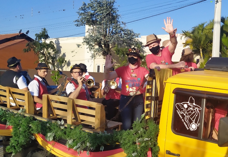 Carreata Festiva desfila a alegria da festa pelas ruas de Igrejinha