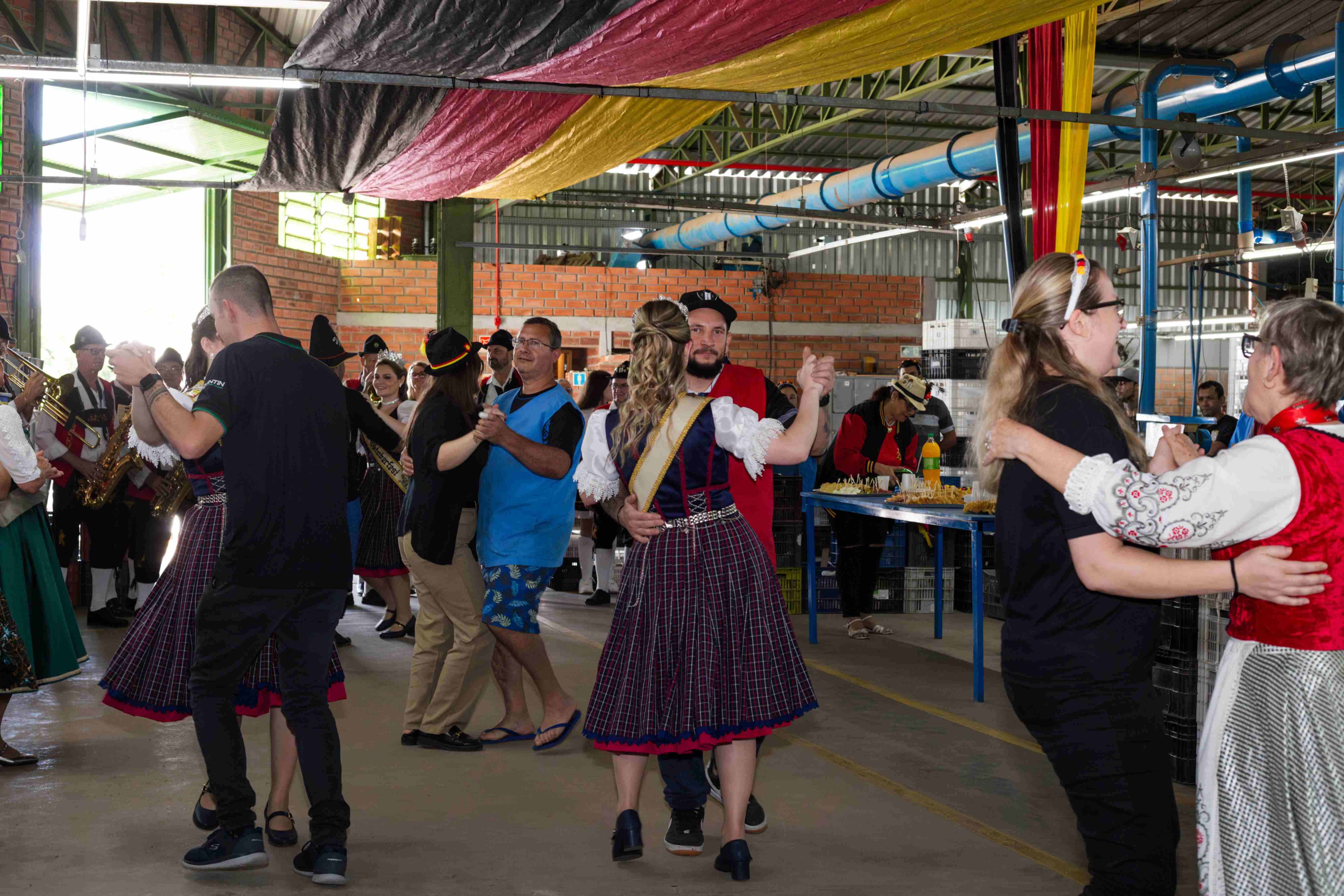 36ª Oktoberfest de Igrejinha espalha clima de festa pelas indústrias da região