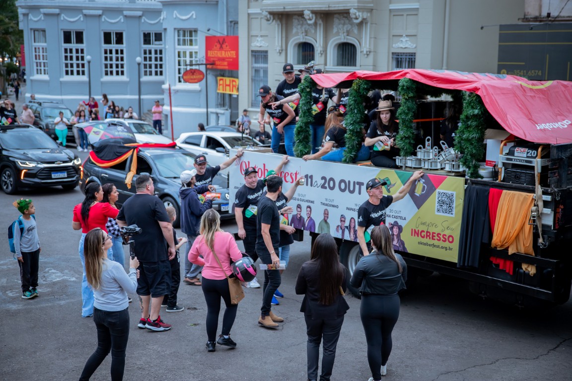 Bierwagen da 36ª Oktoberfest de Igrejinha leva chopp e alegria ao Vale do Paranhana neste sábado (04)