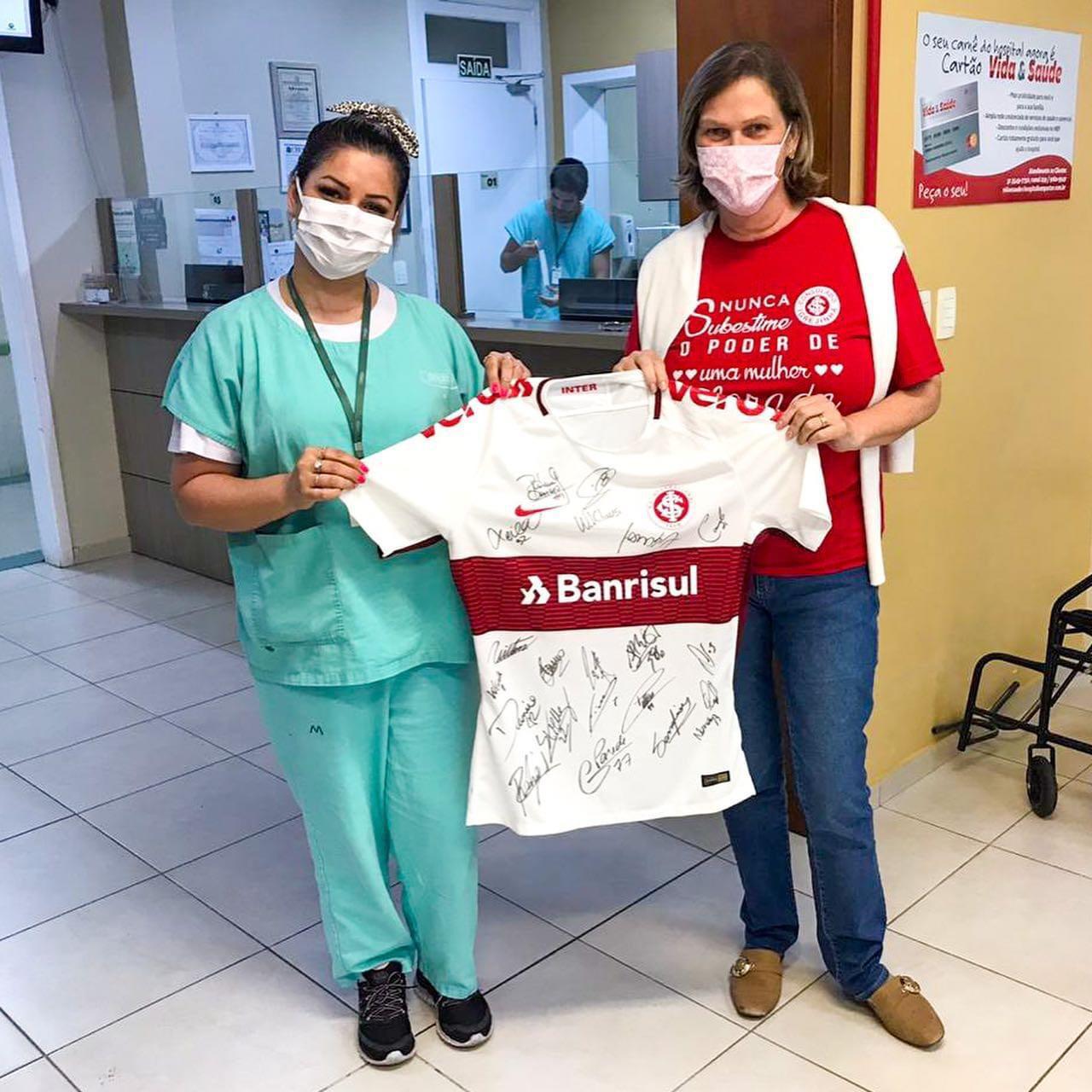 Vitrine do Bem: camiseta autografada por jogadores do Inter é doada para o hospital