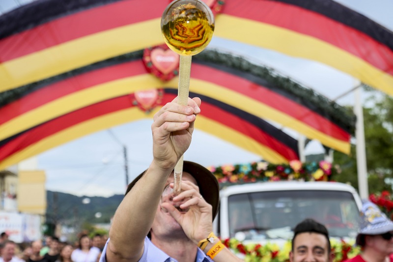 Oktoberfest de Igrejinha inicia com desfile, solenidade de abertura e show animado